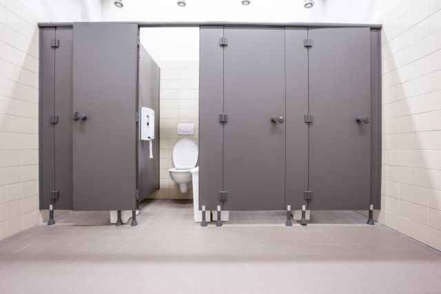 Stavljate toalet papir na WC šolju u javnim toaletima? Ogromna greška!
